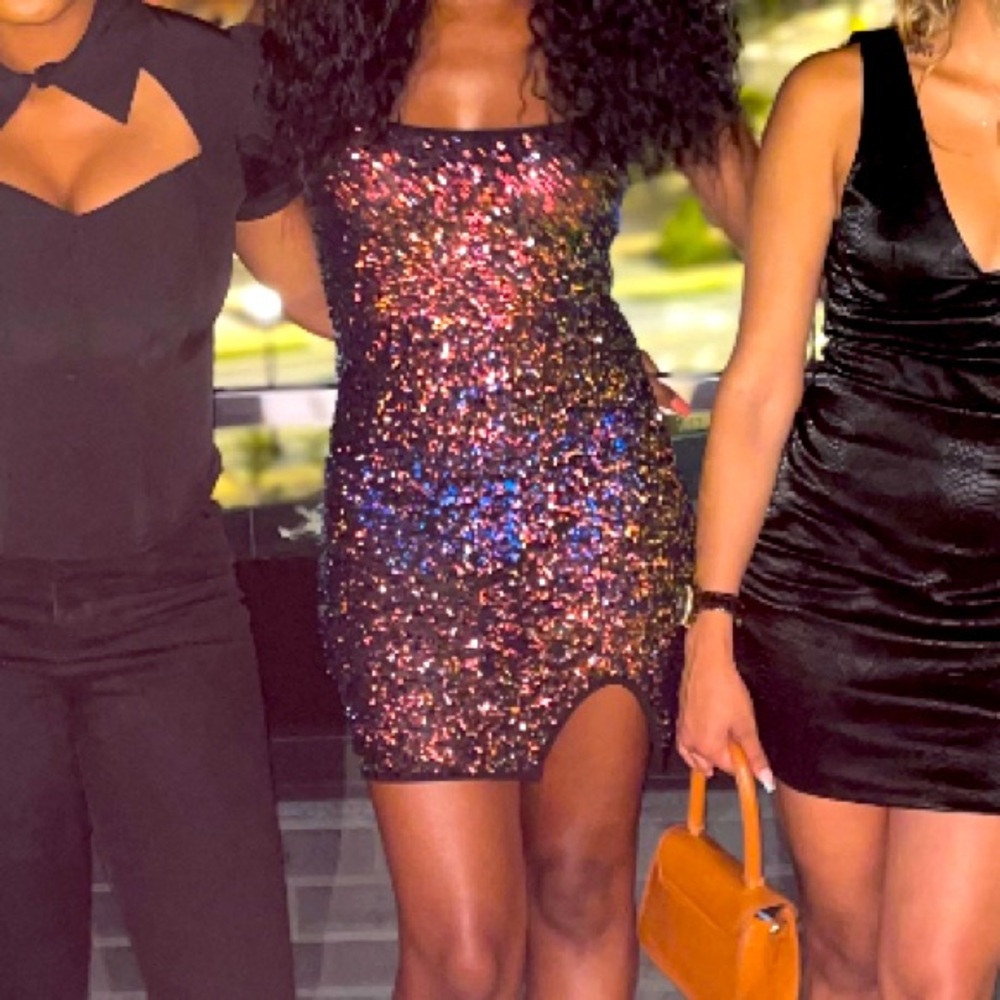 Stunning sequins dress. Form fitting!